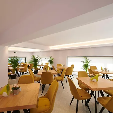 Meni Aparthotel 4*